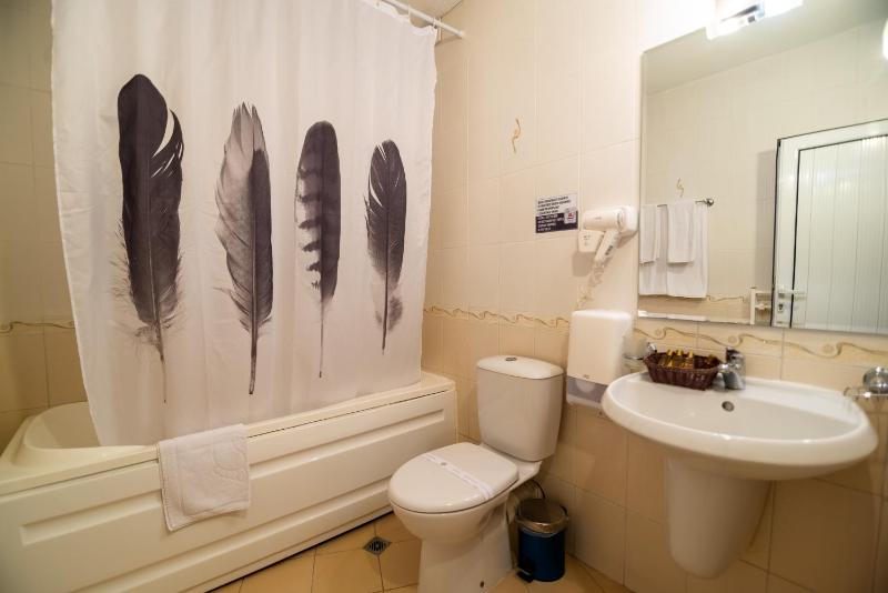 One-Bedroom Apartment image 3