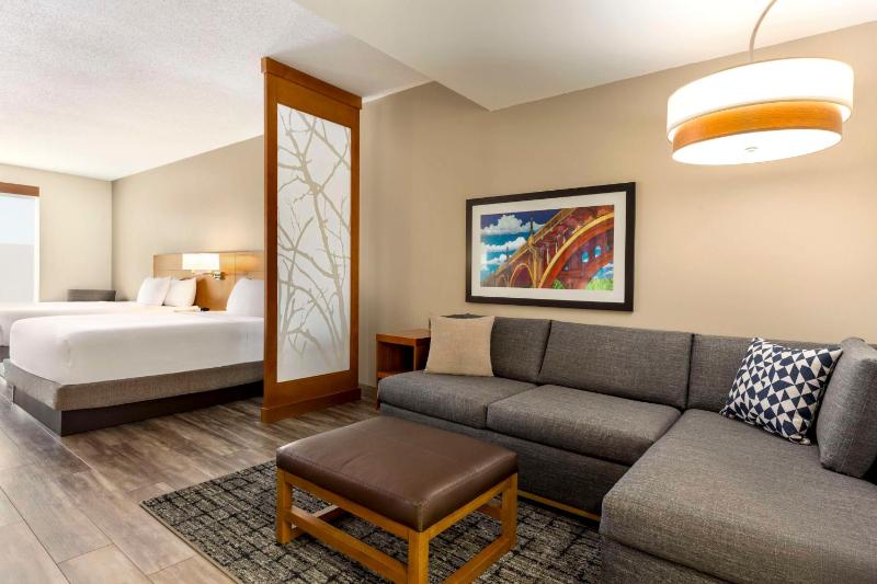 ACCESSIBLE TWO QUEEN BEDS SUITE/TUB (WITH SOFA BED)