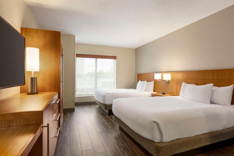 Queen Room with Two Queen Beds and Sofa Bed - High Floor image 2