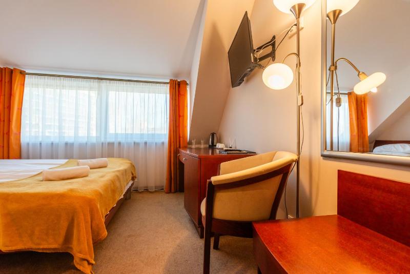 Small Double Room image 4