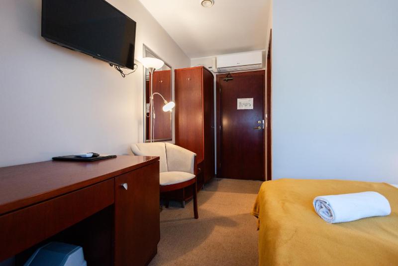 Small Double Room image 3