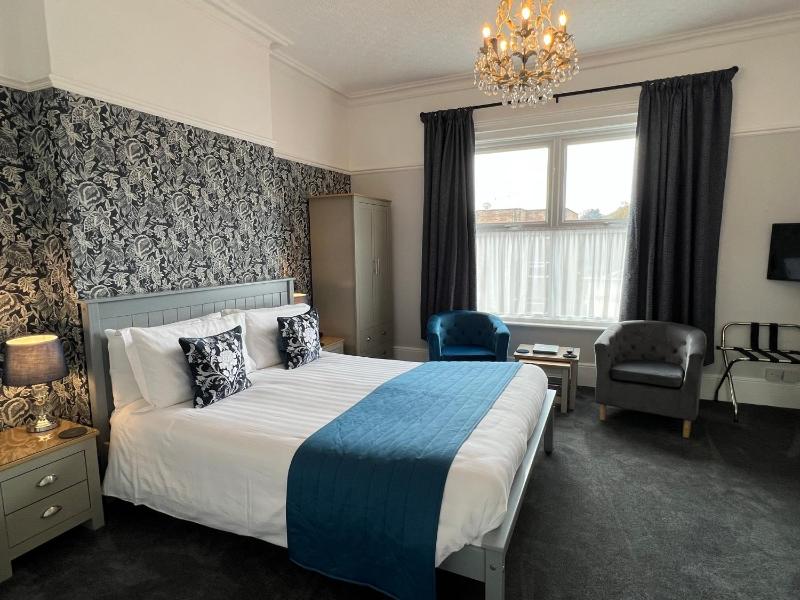 Superior Double Room with Bath image 4