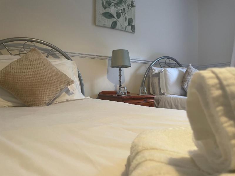 Twin Room image 4