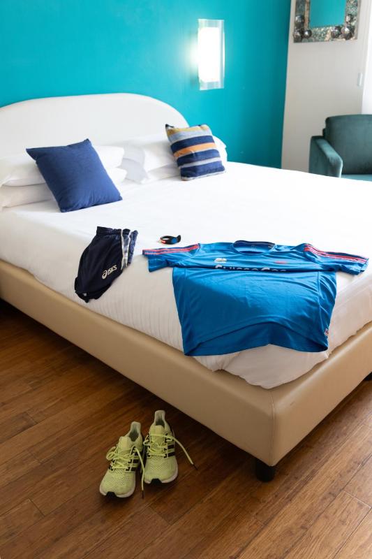 Double Room with Queen Bed image 2