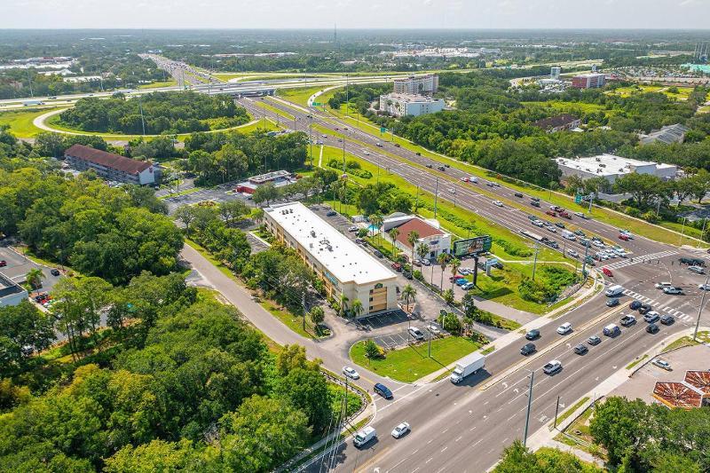 La Quinta Inn & Suites by Wyndham Tampa/Brandon West - image 17