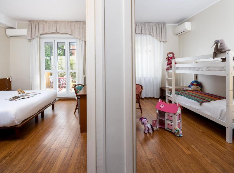 Quadruple Room with Queen Bed image 2
