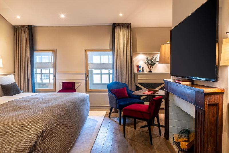 Deluxe Room image 3
