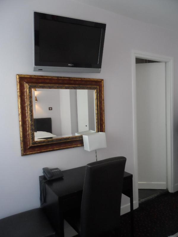 Twin Room with Shower image 4