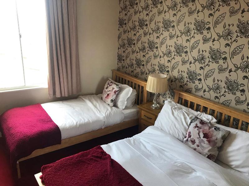 Family Room (2 Adults + 1 Child) image 3