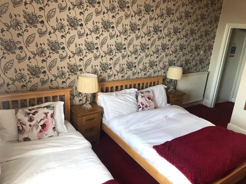 Family Room (2 Adults + 1 Child) image 2