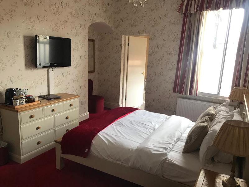 Superior King Room image 3