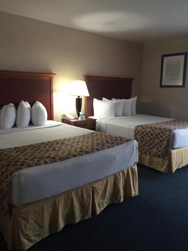 Deluxe Queen Room with Two Queen Beds - Non-Smoking image 3