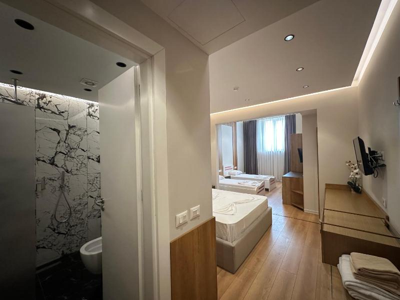Standard Quadruple Room image 4