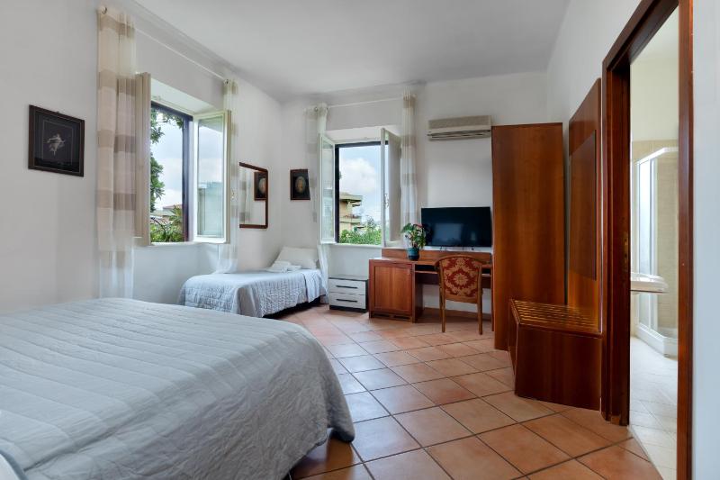 Superior Triple Room image 3