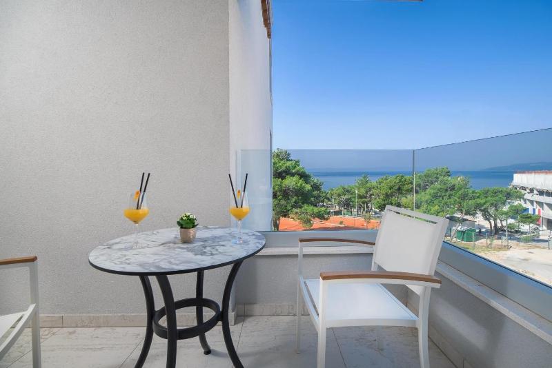 Double Room with Balcony and Partial Sea View image 2