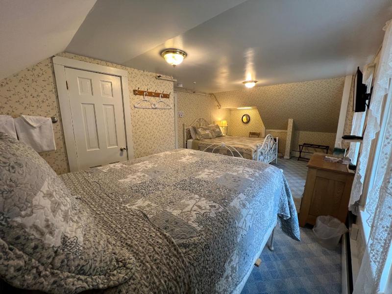 Deluxe Quadruple Room image 4