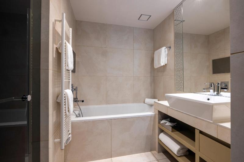 Executive Deluxe Double Room image 3