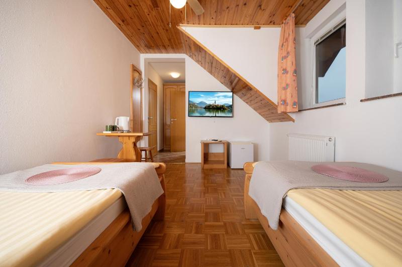 Twin Room image 4
