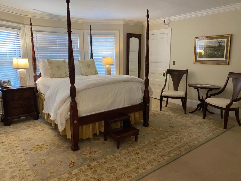 Superior King Room image 3