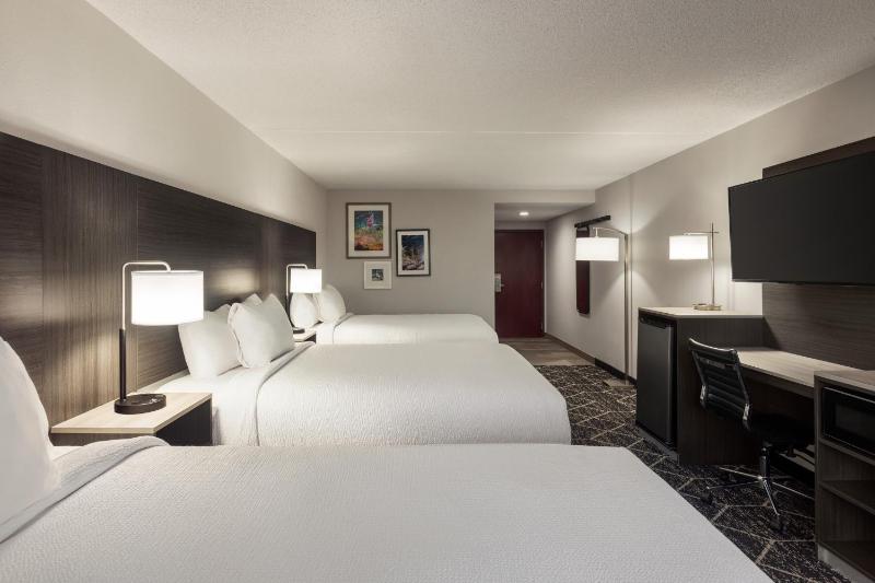 Queen Room with Three Queen Beds - Non-Smoking image 3
