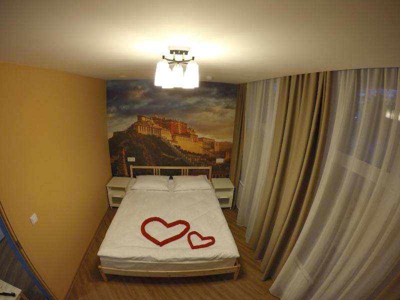 Budget Double Room with Shared Bathroom image 1