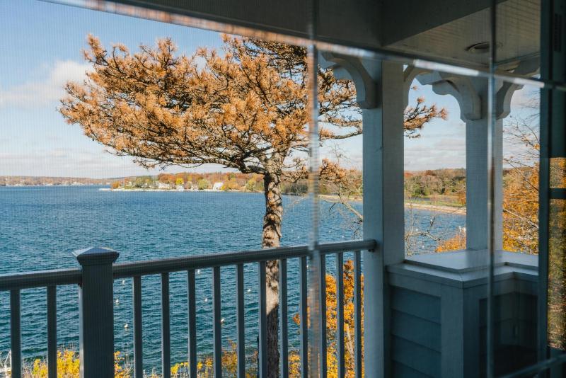 Room with Two Double Beds with Balcony and Lake View image 2