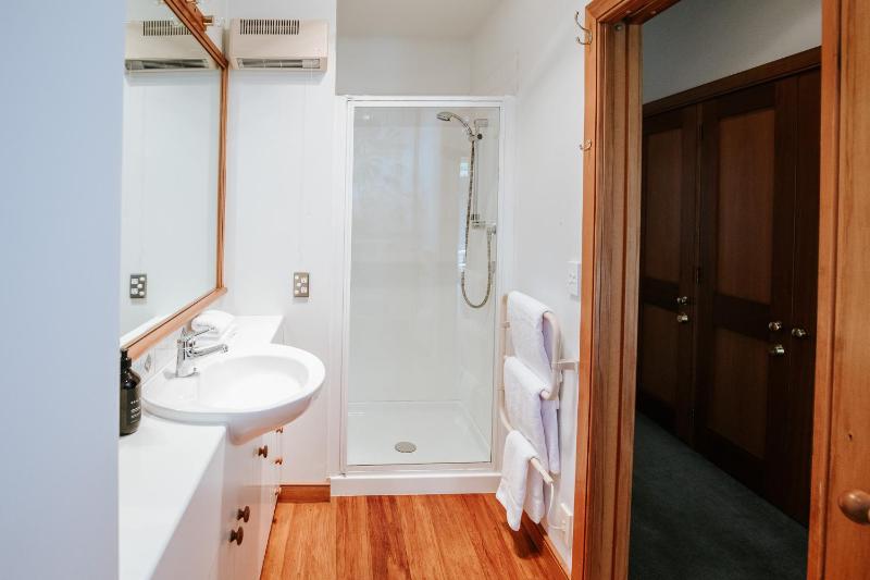 Bullock Creek Chalet - Sleeps 8 - Lake & Mountain Views - Private & Secluded - image 8