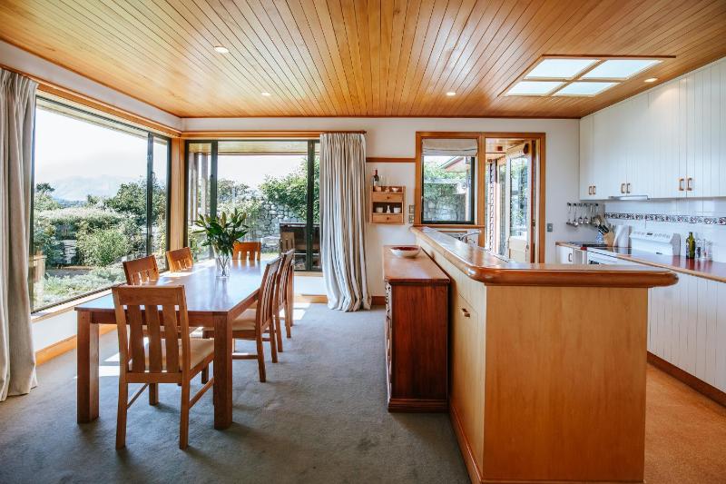 Bullock Creek Chalet - Sleeps 8 - Lake & Mountain Views - Private & Secluded - image 11
