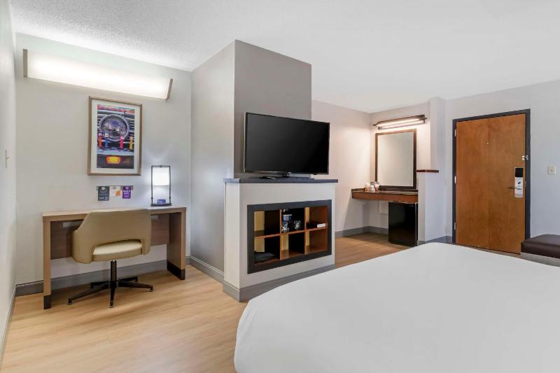 King Room with Sofa Bed - High Floor image 3