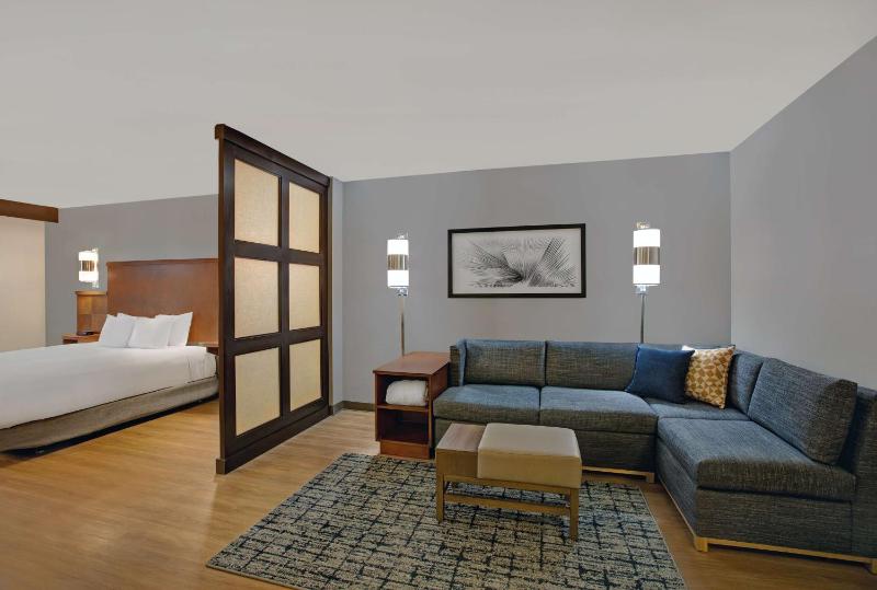 King Room with Sofa Bed - High Floor image 3