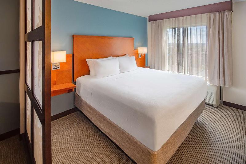 King Room with Sofa Bed - High Floor image 4
