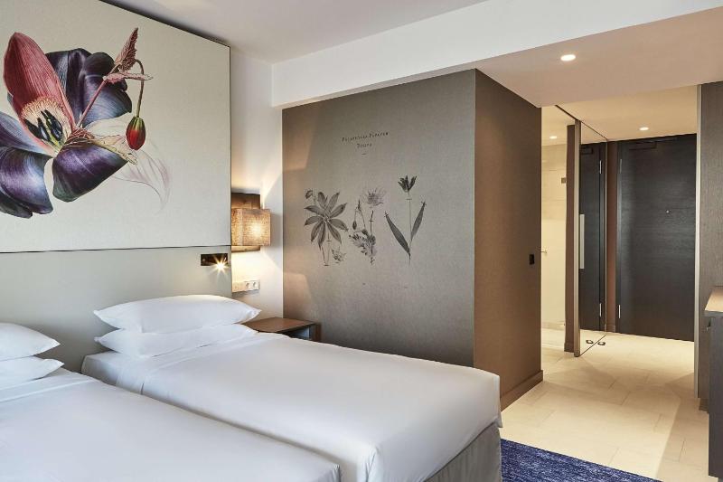 Twin Room image 4