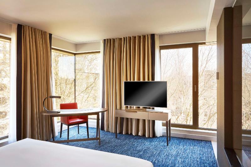 King Room - Club Access image 3
