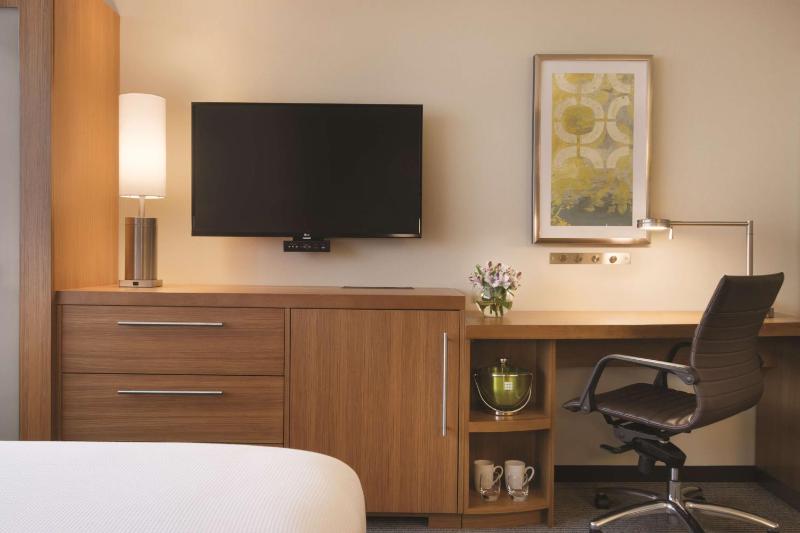 Queen Room with Two Queen Beds and Roll-In Shower - Disability Access image 4