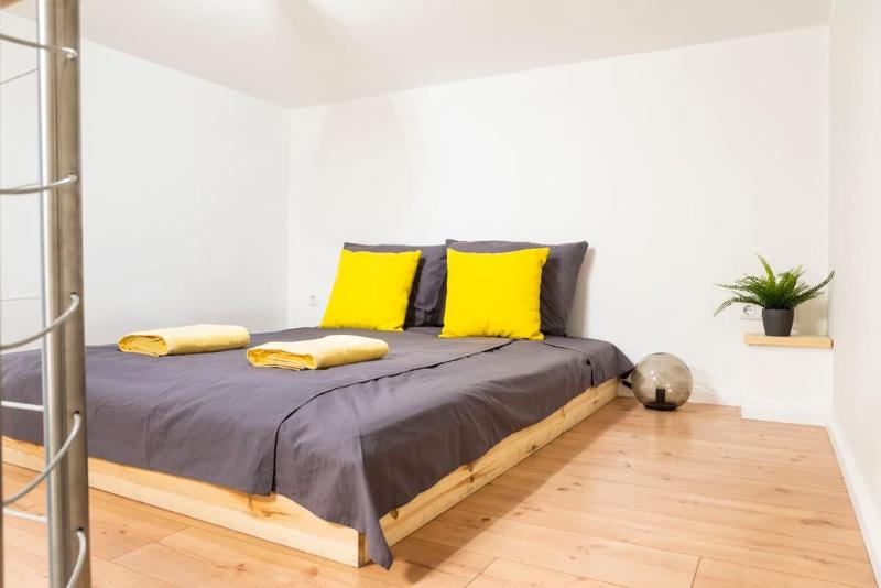 SPACIOUS Two BR plus AC plus SelfCheckIn - image 4
