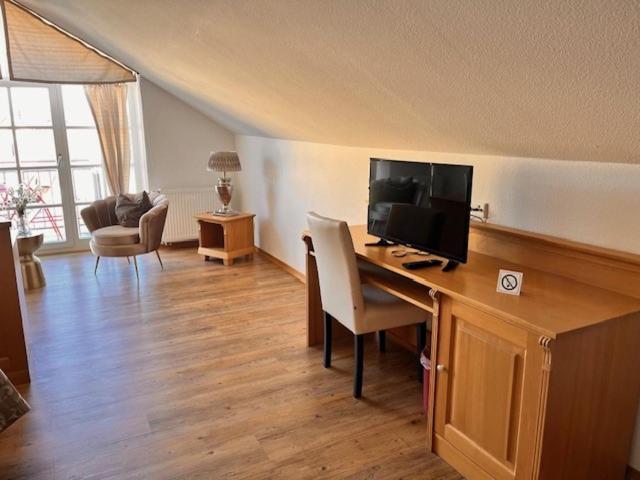 Deluxe Double Room with Balcony image 2