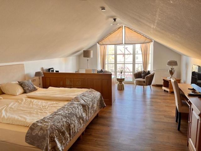 Deluxe Double Room with Balcony image 4