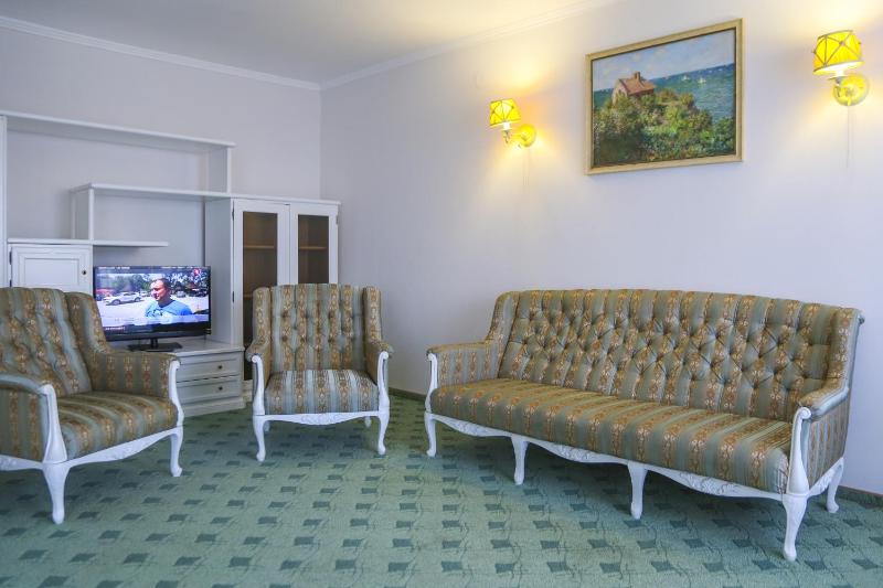 Deluxe Family Suite image 4