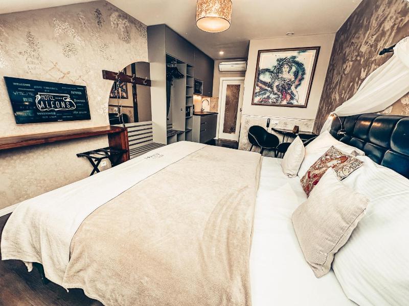 Deluxe King Room image 4
