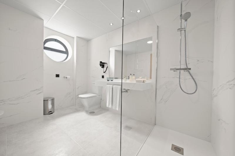 Standard Double or Twin Room image 3