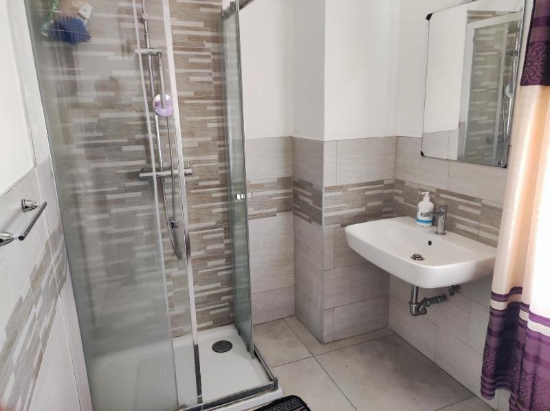 Double Room with Shared Bathroom image 4