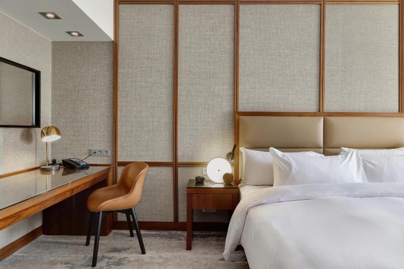 Hilton King Guestroom Courtyard  image 4