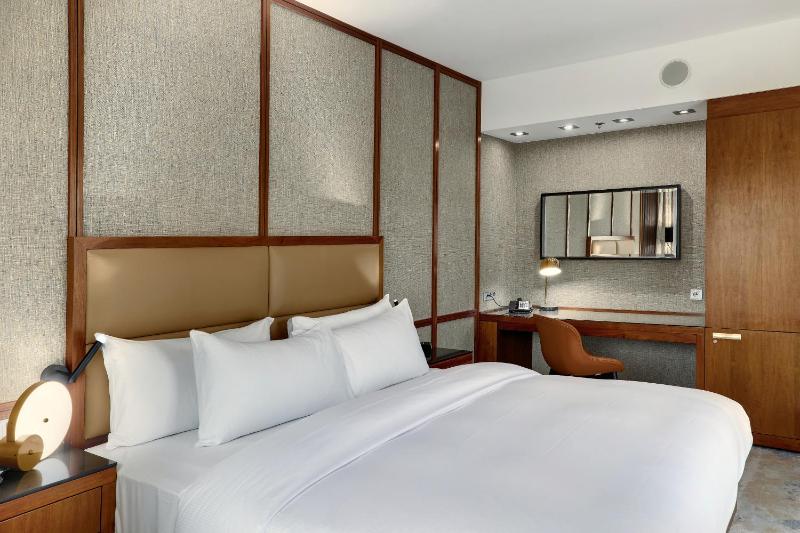 Hilton King Guestroom Courtyard  image 3