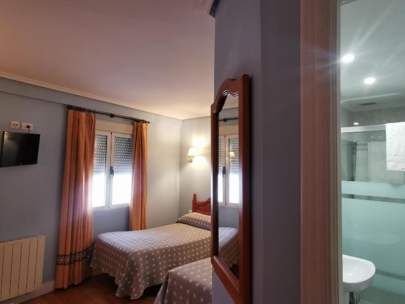 Twin Room image 1