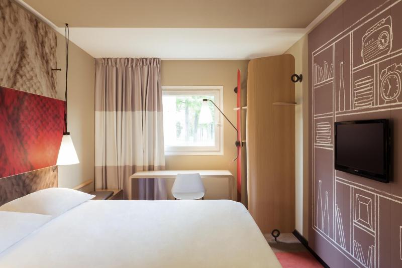 Standard Double Room image 2