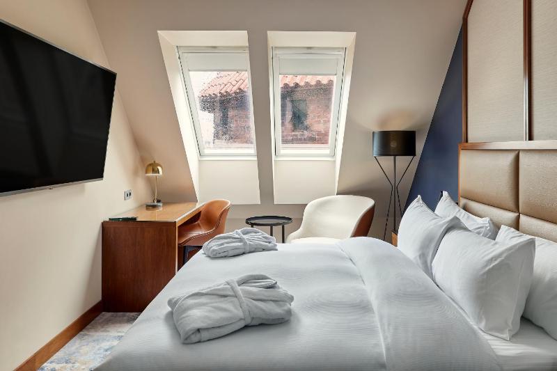 King Suite with River View  image 3