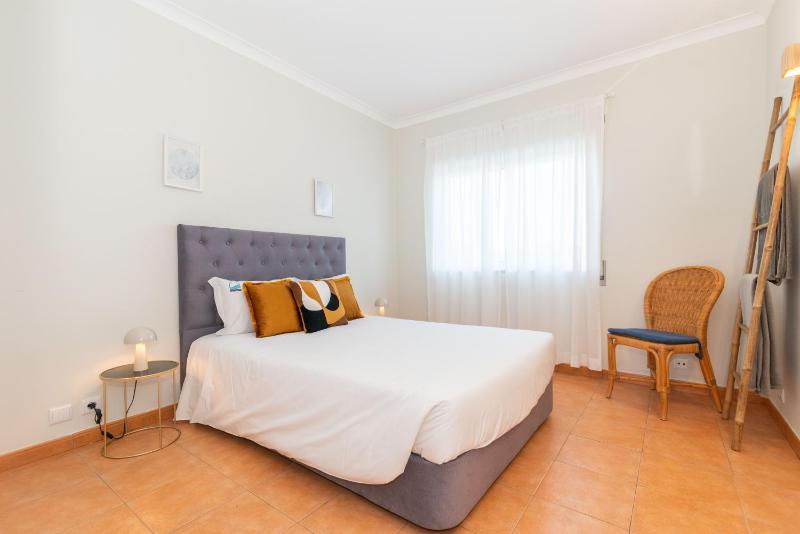 Sunny Golden 1BDR Apartment w Beach & Pool Access Included - image 17