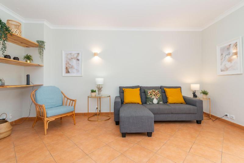 Sunny Golden 1BDR Apartment w Beach & Pool Access Included - image 11