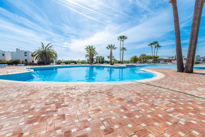 Sunny Golden 1BDR Apartment w Beach & Pool Access Included - image 16