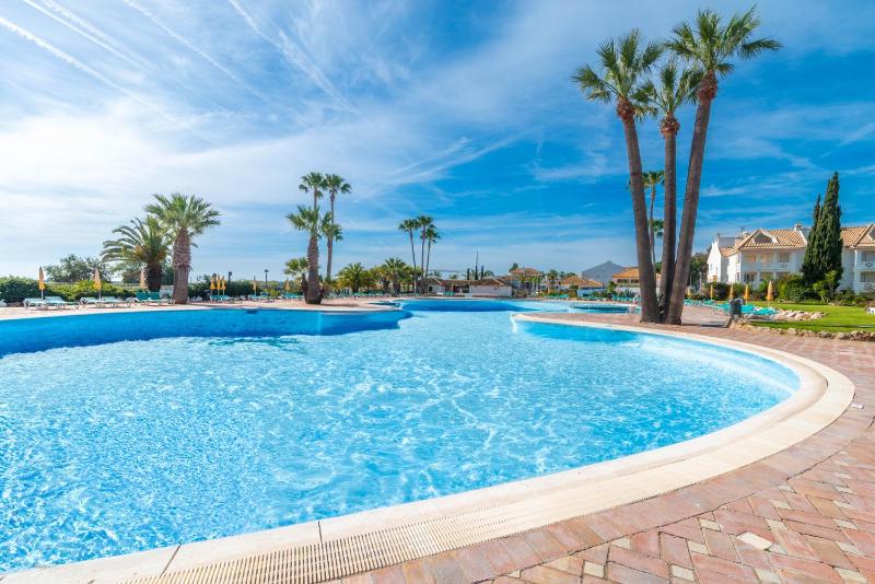 Sunny Golden 1BDR Apartment w Beach & Pool Access Included - image 20